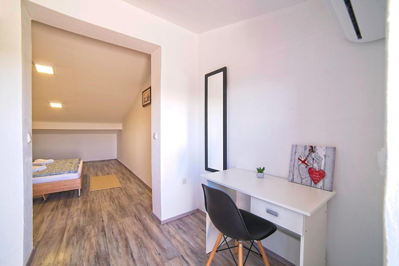 Holiday House Rab Kampor Екстер'єр фото